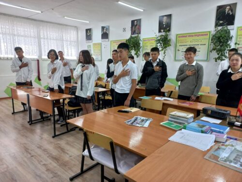 Нелеля в школе начинается и завершается исполнением гимна Кыргызстана